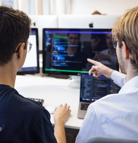 Les collaborateurs de Digio travaillent ensemble sur un ordinateur.