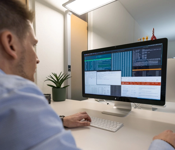 Ingénieur en cybersécurité de Digio SA au travail.